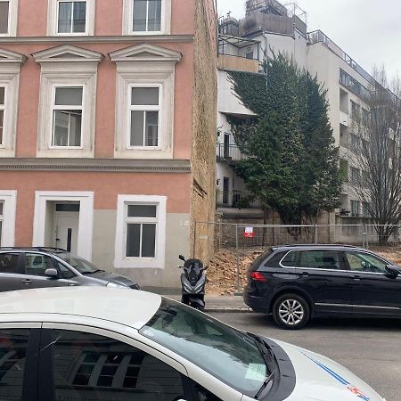 Appartamento Modern Flat With Parking Space Vienna Esterno foto